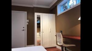 a room with a white door and a table and a chair at Le 154 Jacques-Cartier in Gaspé