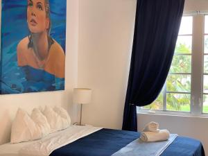 une chambre avec une grande peinture d'une femme dans l'établissement SOBE OCEAN VIEW OCEAN DR charming studio -316, à Miami Beach