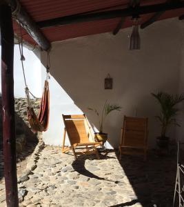 瓦拉斯的住宿－Casa I Love Huaraz，挂在墙上的吊床