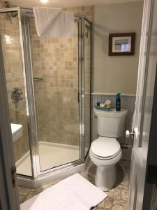 baño con ducha y aseo blanco en Revere Guest House en Provincetown