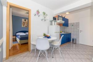 cocina con mesa y sillas en una habitación en Apartments Matko, en Podgora