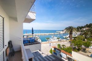 vistas al océano desde el balcón de un edificio en Apartments Matko, en Podgora