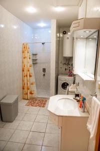 Kylpyhuone majoituspaikassa MINI- VENICE Apartment 2 Bedrooms