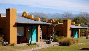 una fila de casas de color azul y marrón en La Cambicha Ranchos en Los Reartes
