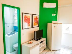 La salle de bains est pourvue d'un réfrigérateur et d'une télévision. dans l'établissement Loft perto da Praia de Copacabana, à Rio de Janeiro