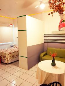 Cette chambre comprend un lit, une table et une chaise. dans l'établissement Loft perto da Praia de Copacabana, à Rio de Janeiro