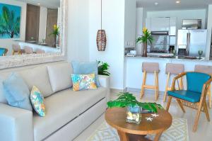 a living room with a couch and a table at Luxury Alojamientos Namaste-Morros City in Cartagena de Indias