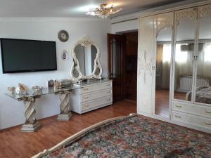 A television and/or entertainment centre at MAIN CITY POST OFFICE Apartment 4 Bedrooms