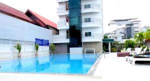 Bazén v ubytování Puangpen Villa Hotel nebo v jeho okolí