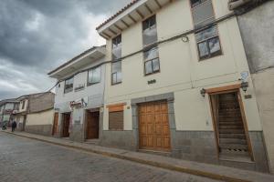 um edifício ao lado de uma rua em Casa Matara Boutique em Cusco