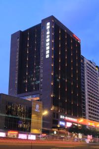 wysoki czarny budynek z oświetleniem przed nim w obiekcie Hampton by Hilton Guangzhou Zhujiang New Town w Guangzhou