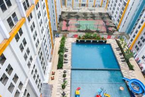 Πισίνα στο ή κοντά στο Simply Furnished 1BR at Paramount Skyline Apartment By Travelio