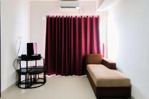 Χώρος καθιστικού στο Simply Furnished 1BR at Paramount Skyline Apartment By Travelio +5 φωτογραφίες