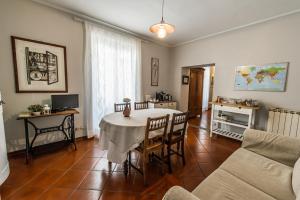 un soggiorno con tavolo e divano di Treinin Guest Rooms a Gavi