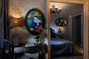 - une chambre avec un miroir, une table et un lit dans l'établissement Palazzetto Madonna, à Venise