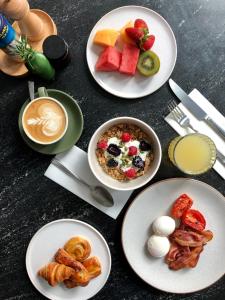 Breakfast options available to guests at ibis Melbourne Central