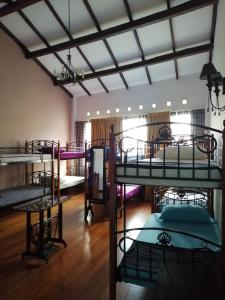 Katil dua tingkat atau katil-katil dua tingkat dalam bilik di Great Shanghai Guesthouse