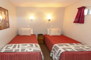 Postel nebo postele na pokoji v ubytování Cranford Oak Motel