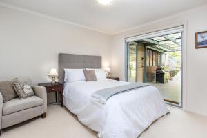 A bed or beds in a room at Paris On Maroondah