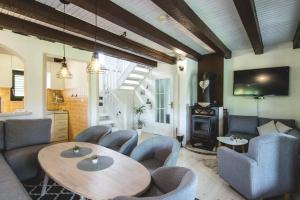 un soggiorno con tavolo e sedie in legno di Holiday home Residence Green a Visoko