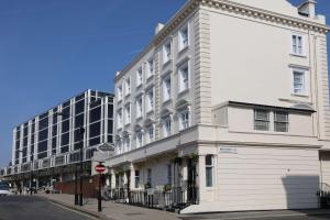 a white building on the side of a street at Best Western Buckingham Palace Rd in London