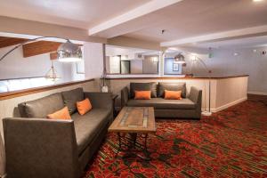 Sala de estar con 2 sofás y mesa en Empeiria High Sierra Hotel, en Mammoth Lakes
