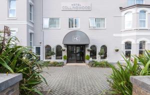 伯恩茅斯的住宿－Hotel Collingwood BW Signature Collection，白色建筑入口的 ⁇ 染
