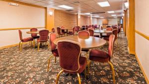 Posezení v ubytování Baugh Motel, SureStay Collection by Best Western