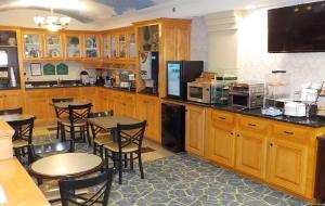 Kuchyň nebo kuchyňský kout v ubytování SureStay Plus Hotel by Best Western Warner Robins AFB