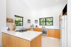 A kitchen or kitchenette at A Little Cove treasure, Noosa Heads