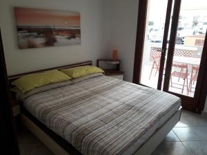 a bedroom with a bed with a view of a balcony at A 3 PASSI DAL MARE in Chioggia