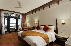 Postel nebo postele na pokoji v ubytování Ramada by Wyndham Mussoorie Mall Road