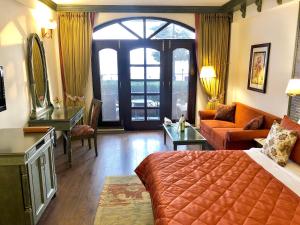Posezení v ubytování Ramada by Wyndham Mussoorie Mall Road
