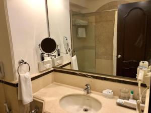 Koupelna v ubytování Ramada by Wyndham Mussoorie Mall Road