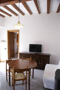 uma sala de estar com uma mesa e um sofá em Casa Poli Bolzoni em San Marcello Pistoiese