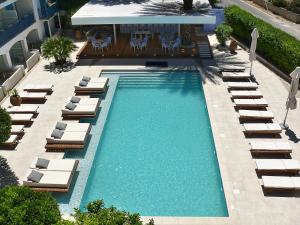 an overhead view of a swimming pool with lounges and chairs at Danae Hotel in Egina