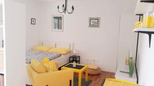 Galeriebild der Unterkunft Violet Red Yellow Apartments in Korčula