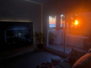 Télévision ou salle de divertissement dans l'établissement Apartasuites Royal Zahara, Máximo confort con vistas al mar
