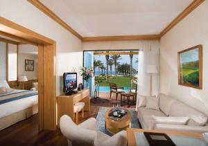 Bazén v ubytování Constantinou Bros Asimina Suites Hotel nebo v jeho okolí
