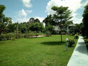 Vrt u objektu AtMyHomeStay Bangsaphan