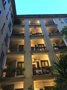 ミラノにあるPliniusの夜間のバルコニー付きアパートメントビル