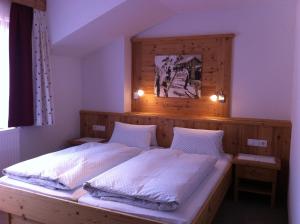 Ένα ή περισσότερα κρεβάτια σε δωμάτιο στο Hotel-Garni Versail