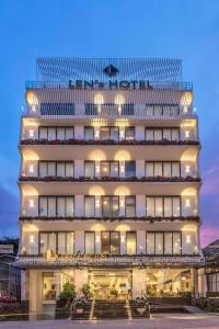 een hoog gebouw met 's nachts verlichting bij Len's Hotel in Da Lat