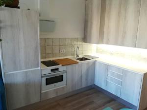 Kuchnia lub aneks kuchenny w obiekcie LANCES I. Terrace, beach and pool