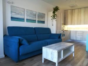 niebieska kanapa w salonie ze stołem w obiekcie LANCES I. Terrace, beach and pool w mieście Tarifa