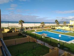 widok na plażę z balkonu ośrodka wypoczynkowego w obiekcie LANCES I. Terrace, beach and pool w mieście Tarifa