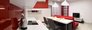 salon ze stołem i czerwonym krzesłem w obiekcie Strait Garden Suites X Ace Pro @ George Town w mieście Jelutong