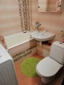 キーウにあるApartments on Dontsya, 12のバスルーム(トイレ、洗面台、バスタブ付)