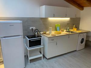 Kuchyňa alebo kuchynka v ubytovaní Deni's Apartments