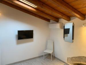 Televízia a/alebo spoločenská miestnosť v ubytovaní Deni's Apartments